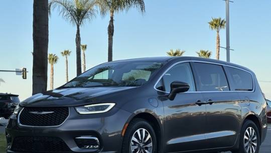 2022 Chrysler Pacifica Hybrid Touring L — Minivan — 48,616 mi — Torrance, CA