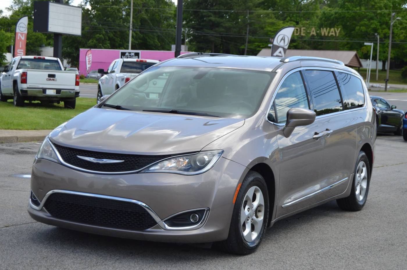 2017 Chrysler Pacifica Touring L Plus — Minivan — 124,738 mi — Clarksville, TN