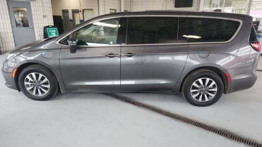 2022 Chrysler Pacifica Hybrid Touring L — Minivan — 69,218 mi — Indianapolis, IN