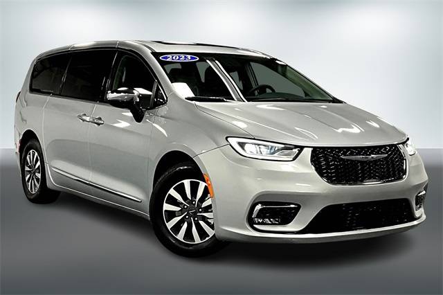 2023 Chrysler Pacifica Hybrid Limited — Minivan — 55,538 mi — Auburn, IN