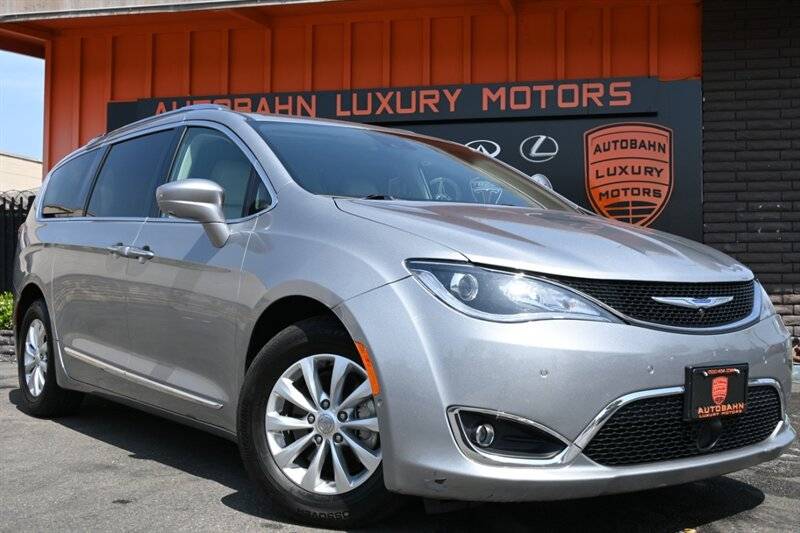 2018 Chrysler Pacifica Touring L — Minivan — 105,845 mi — Norwalk, CA
