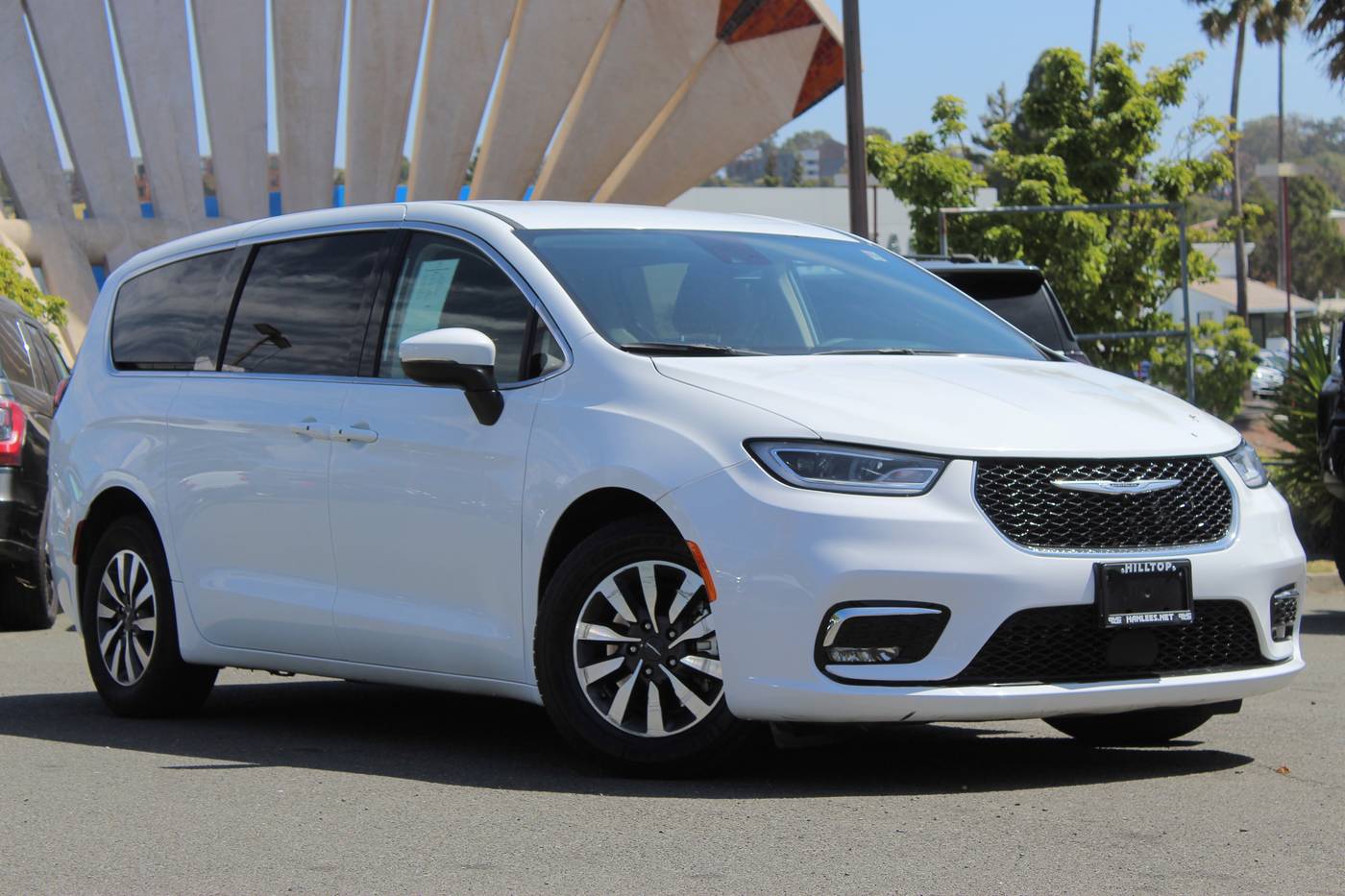2023 Chrysler Pacifica Hybrid Touring L — Minivan — 31,773 mi — Richmond, CA