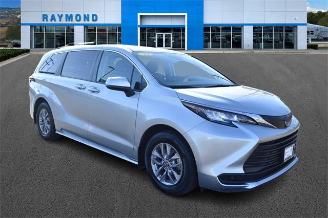2022 Toyota Sienna LE — Minivan — 101,576 mi — Antioch, IL