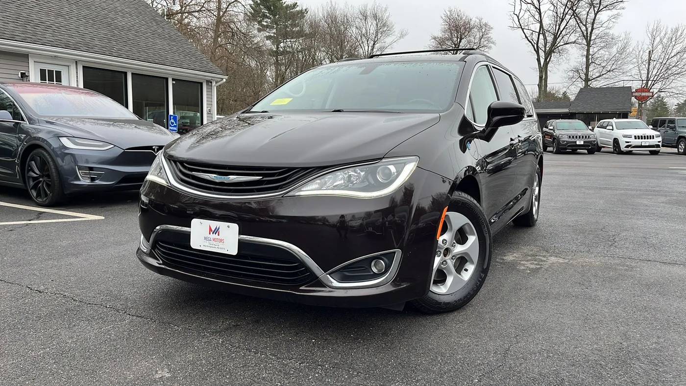 2017 Chrysler Pacifica Hybrid Premium — Minivan — 103,397 mi — West Bridgewater, MA