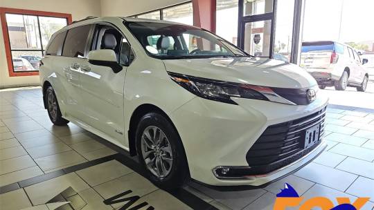 2021 Toyota Sienna Xle Hybride, used for sale at $51,995 (P2277)