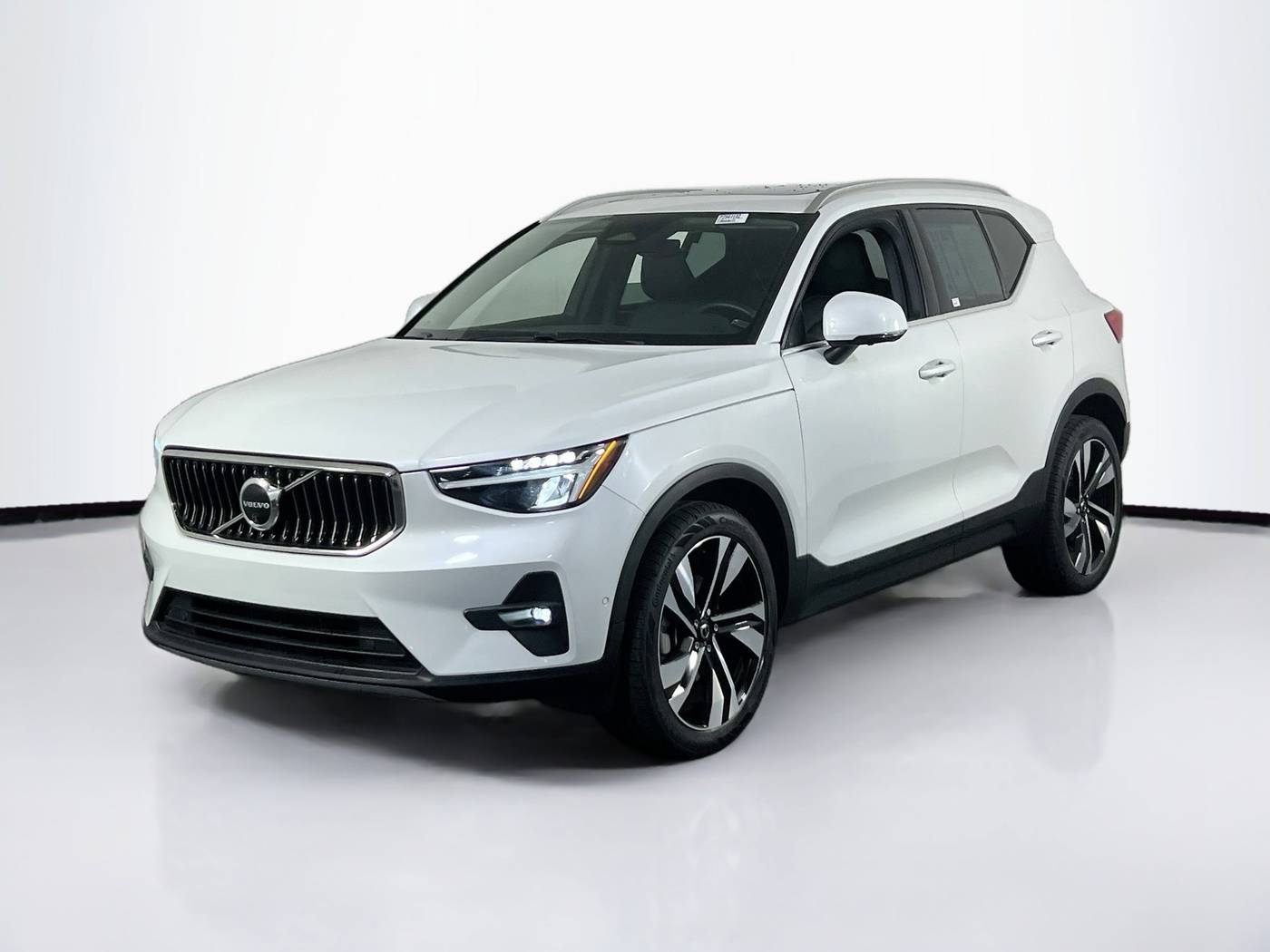 2023 Volvo XC40 B5 Plus Bright Theme