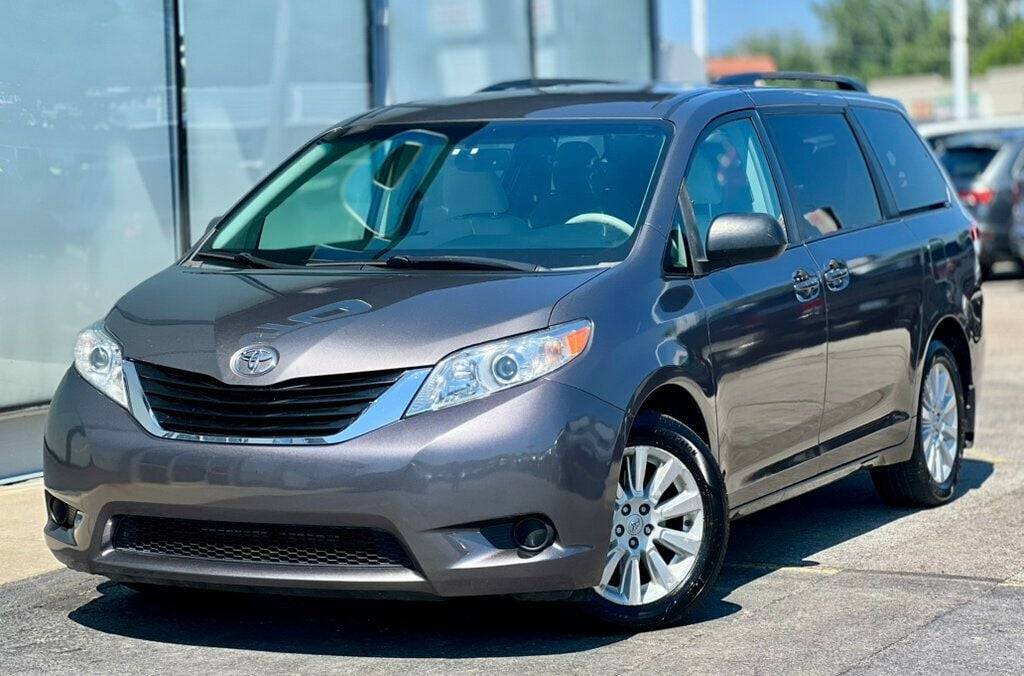 2012 Toyota Sienna LE — Minivan — 216,286 mi — Waukegan, IL