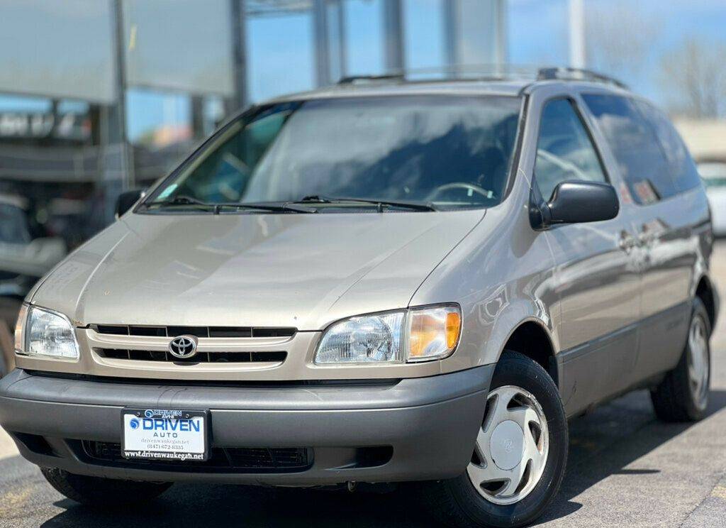 2000 Toyota Sienna LE — Minivan — 96,465 mi — Waukegan, IL