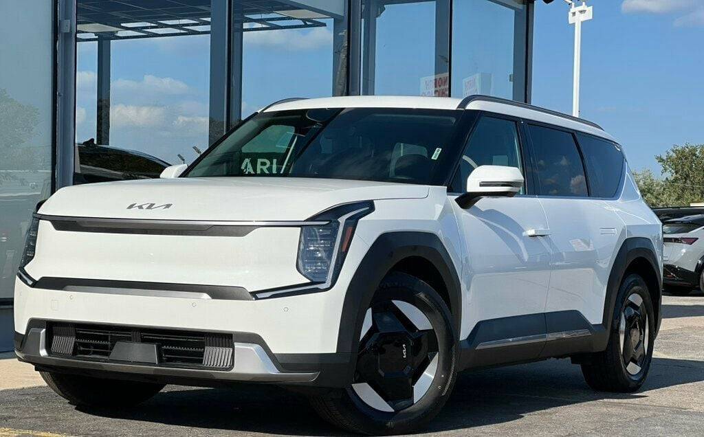 2024 Kia EV9 Wind — SUV — 6,903 mi — Waukegan, IL