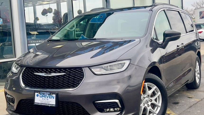 2022 Chrysler Pacifica Touring L — Minivan — 74,741 mi — Waukegan, IL