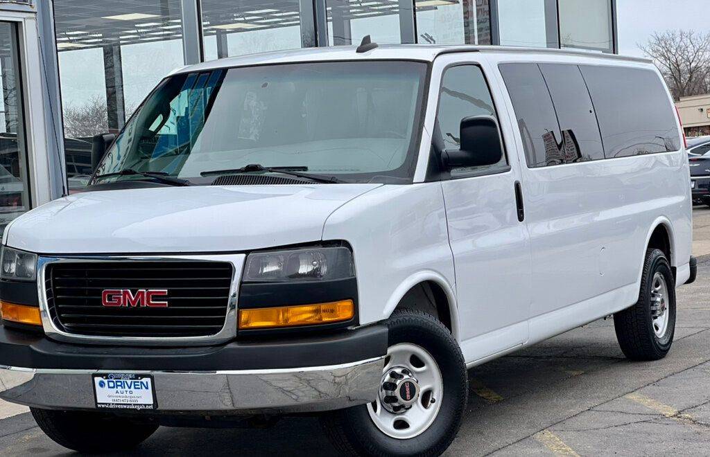 2018 GMC Savana Passenger LT — Passenger Van — 123,968 mi — Waukegan, IL