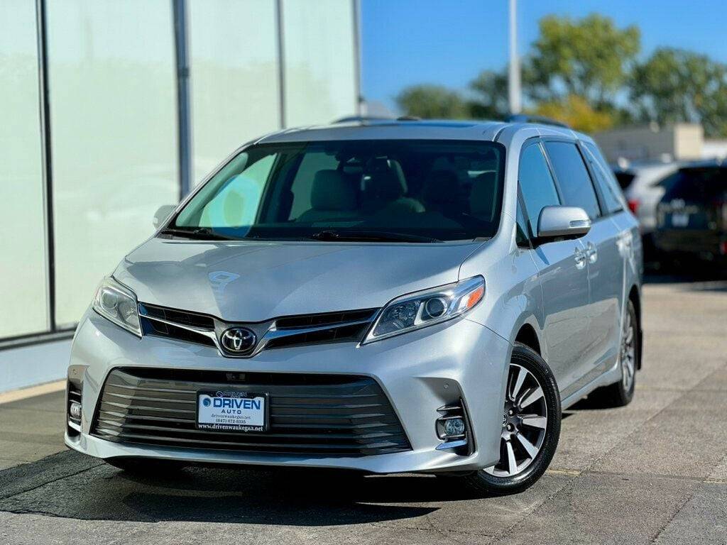 2019 Toyota Sienna XLE — Minivan — 59,580 mi — Waukegan, IL