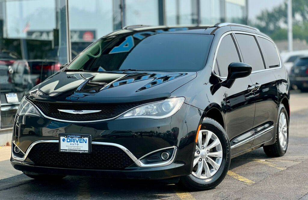 2019 Chrysler Pacifica Touring L — Minivan — 75,489 mi — Waukegan, IL