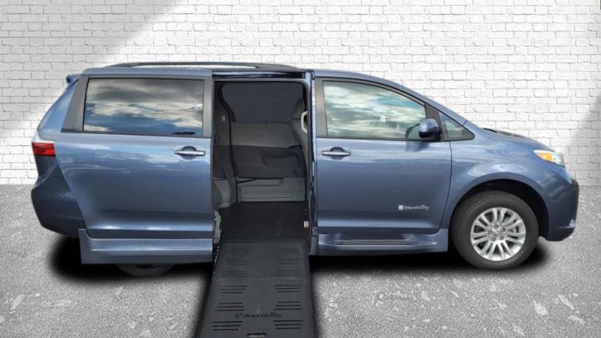 2017 Toyota Sienna XLE — Minivan — 13,022 mi — Tinley Park, IL