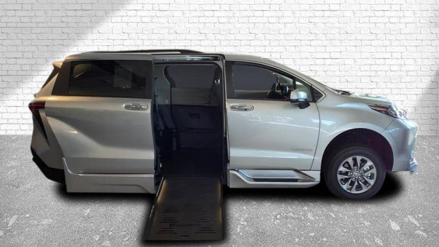2024 Toyota Sienna XLE — Minivan — 5 mi — Tinley Park, IL