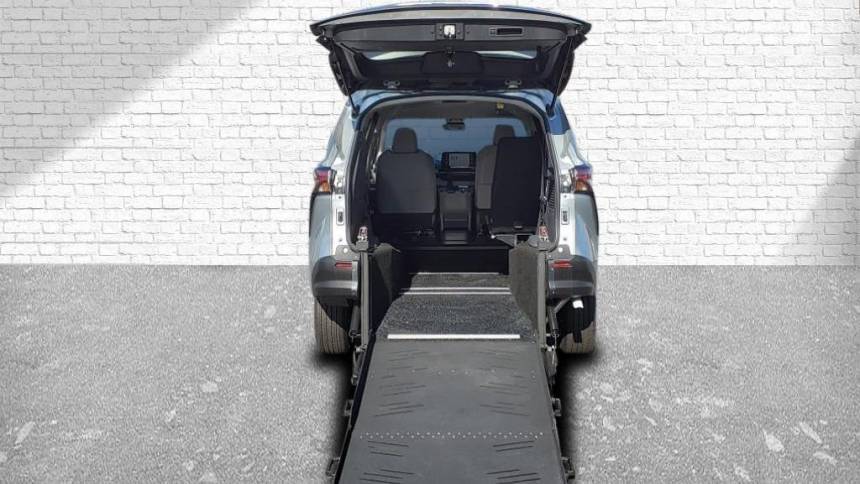 2024 Toyota Sienna LE — Minivan — 23 mi — Tinley Park, IL