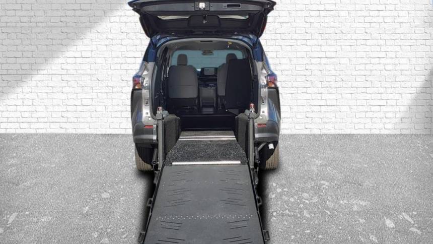 2024 Toyota Sienna LE — Minivan — 26 mi — Tinley Park, IL