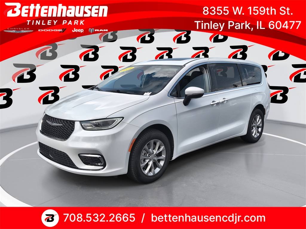 2023 Chrysler Pacifica Touring L — Minivan — 8,200 mi — Tinley Park, IL