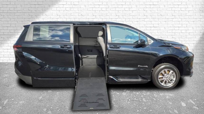 2024 Toyota Sienna LE — Minivan — 11 mi — Tinley Park, IL