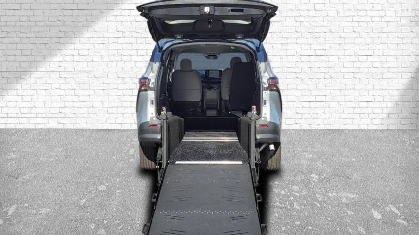 2024 Toyota Sienna LE — Minivan — 11 mi — Tinley Park, IL