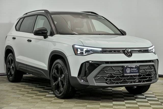 2025 Volkswagen Taos SE Black — SUV — 6,482 mi — St Charles, IL