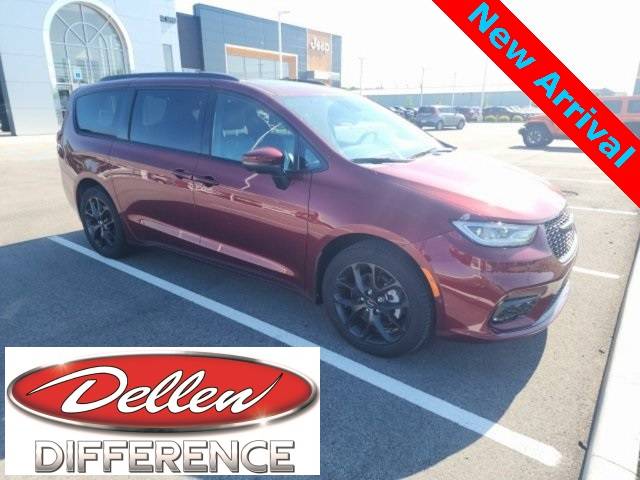 2023 Chrysler Pacifica Touring L — Minivan — 8,179 mi — Greenfield, IN