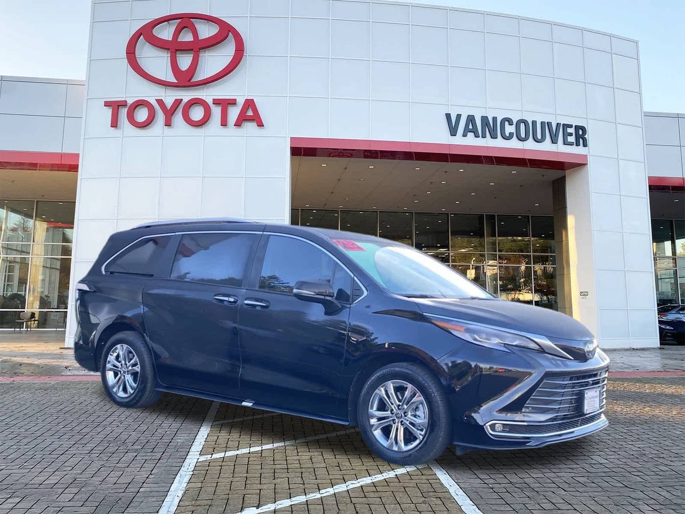 2023 Toyota Sienna Platinum — Minivan — 10,875 mi — Vancouver, WA