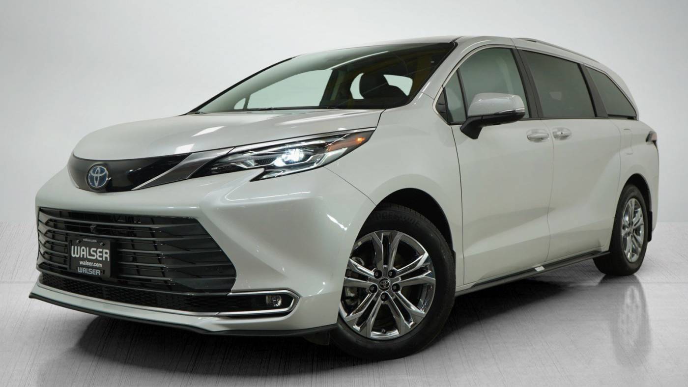 2024 Toyota Sienna Platinum — Minivan — 3,787 mi — Bloomington, MN