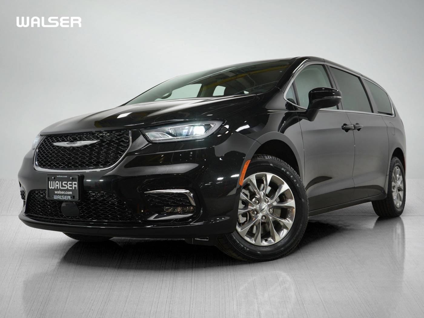 2023 Chrysler Pacifica Touring L — Minivan — 18,809 mi — Bloomington, MN
