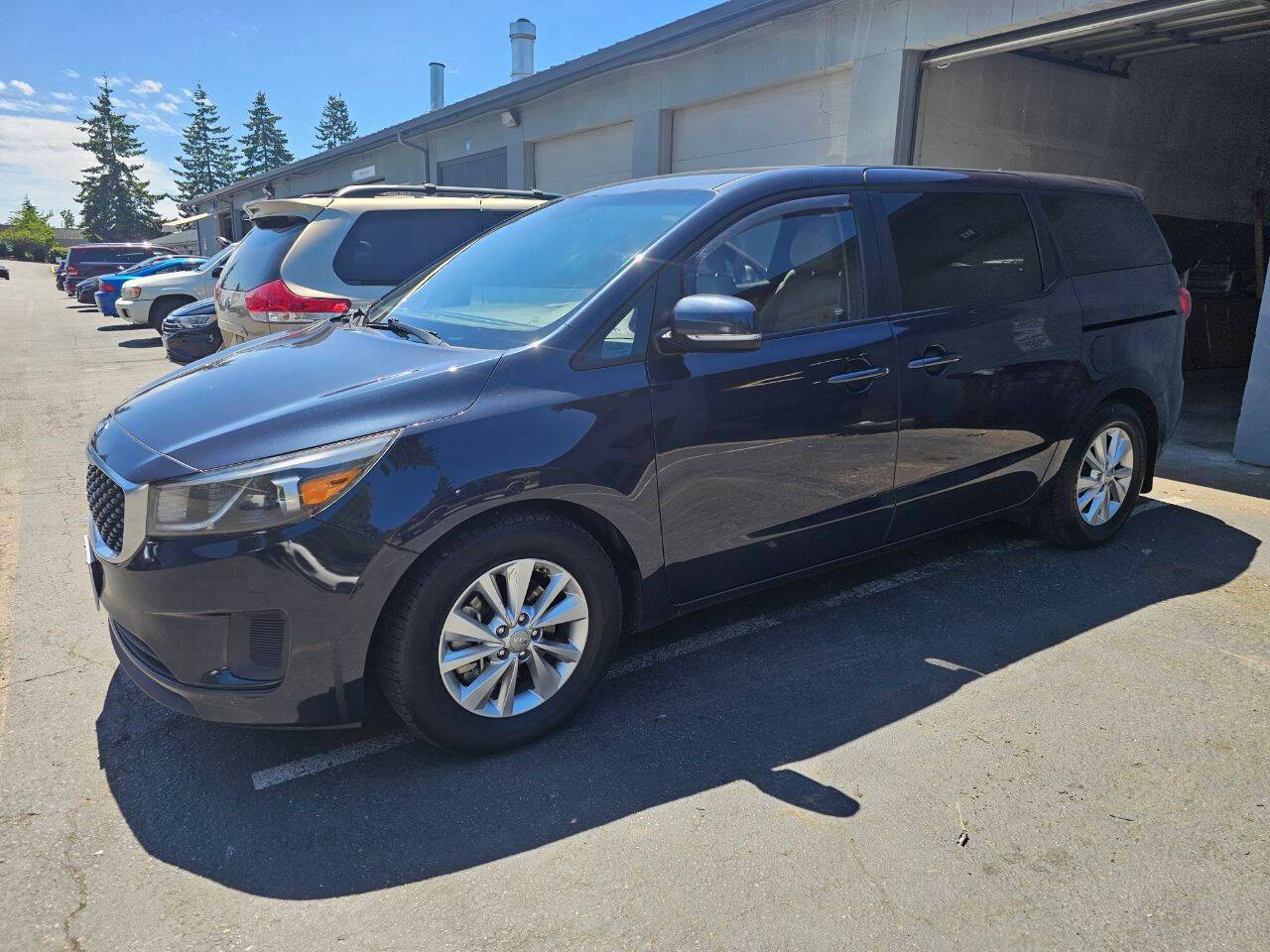 2017 Kia Sedona LX — Minivan — 180,532 mi — Bellevue, WA