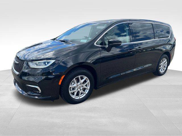2024 Chrysler Pacifica Touring L — Minivan — 57,718 mi — Junction City, KS