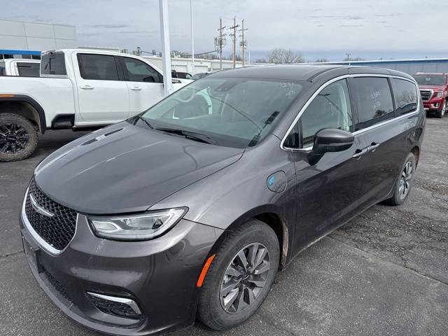 2023 Chrysler Pacifica Hybrid Touring L — Minivan — 49,314 mi — Lawrence, KS