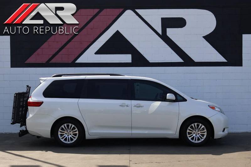 2017 Toyota Sienna XLE — Minivan — 25,022 mi — Orange, CA