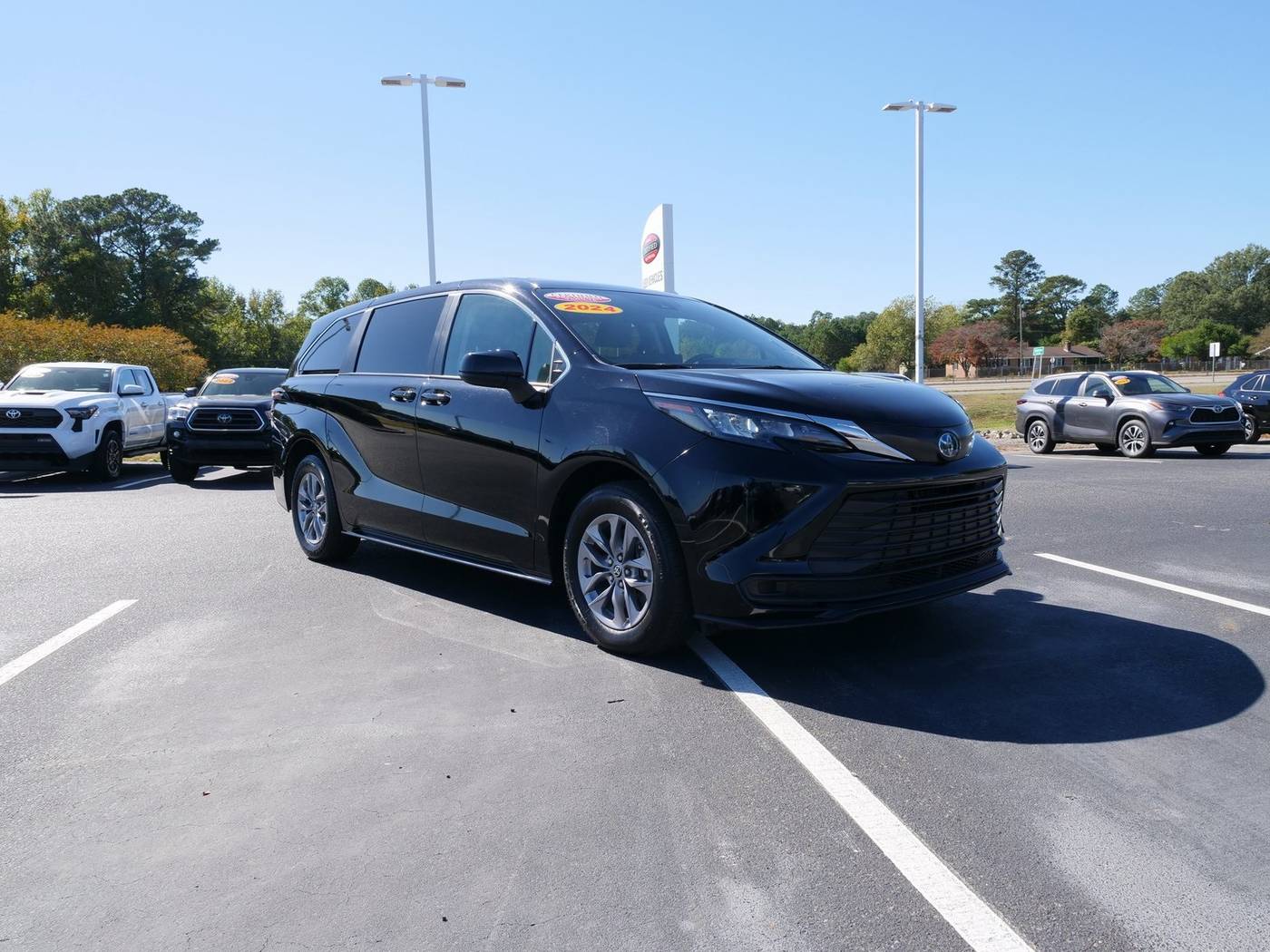 2024 Toyota Sienna LE — Minivan — 26,054 mi — Goldsboro, NC