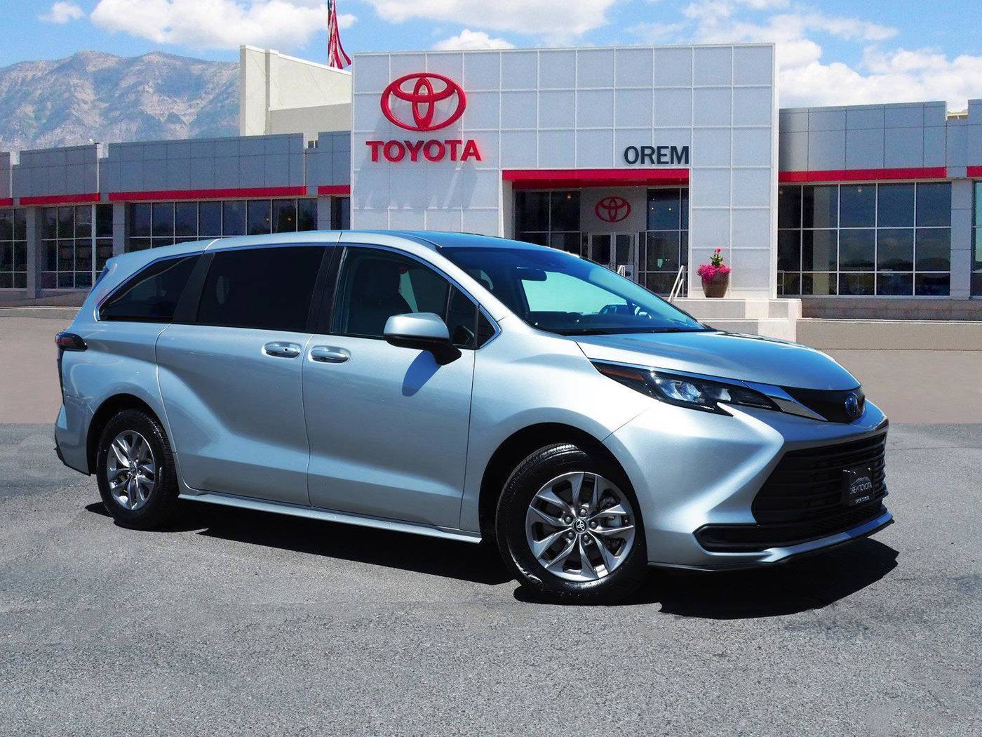 2024 Toyota Sienna LE — Minivan — 36,920 mi — Orem, UT