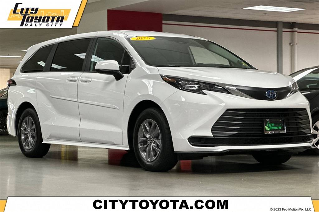 2025 Toyota Sienna LE — Minivan — 1,742 mi — Daly City, CA