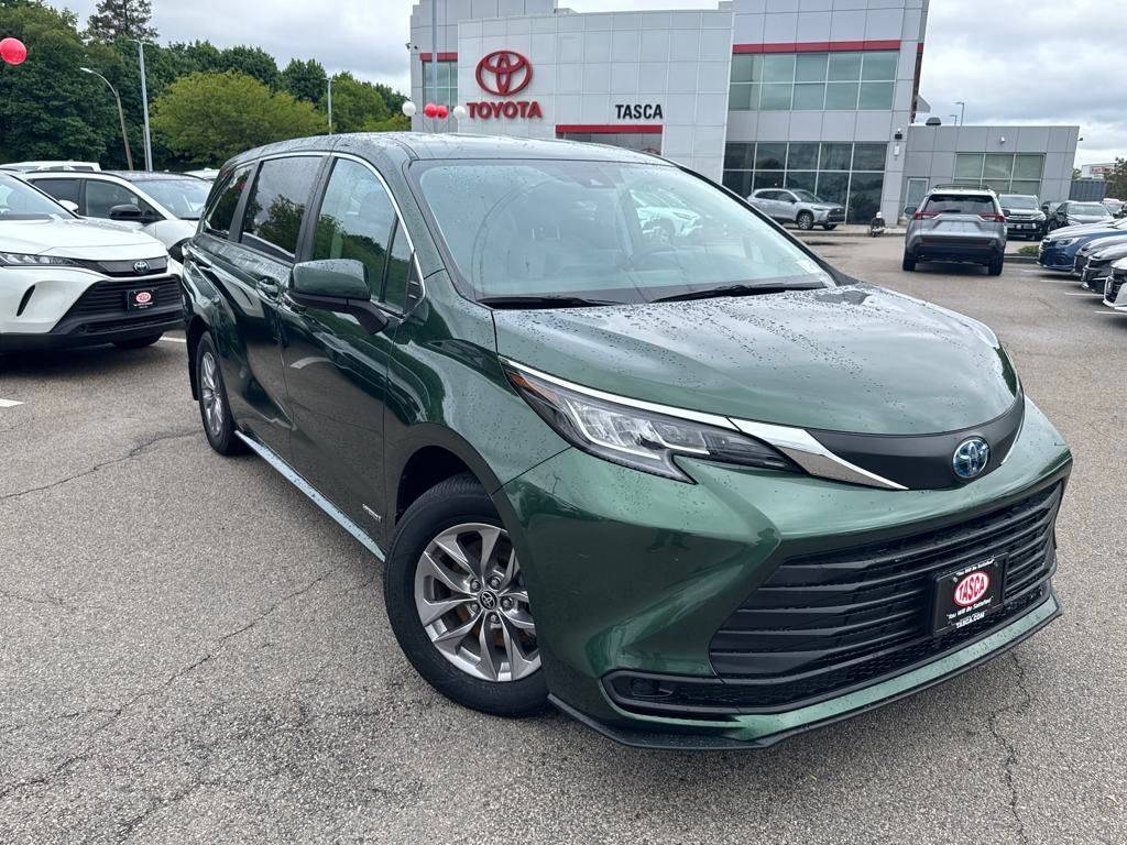 2021 Toyota Sienna LE — Minivan — 30,920 mi — Dorchester, MA