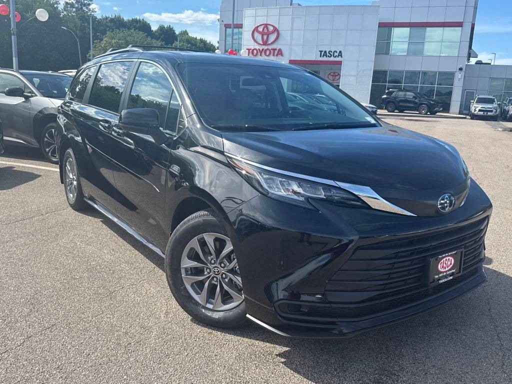 2022 Toyota Sienna LE — Minivan — 44,605 mi — Dorchester, MA
