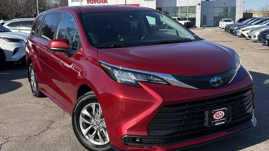 2022 Toyota Sienna LE — Minivan — 132,091 mi — Dorchester, MA