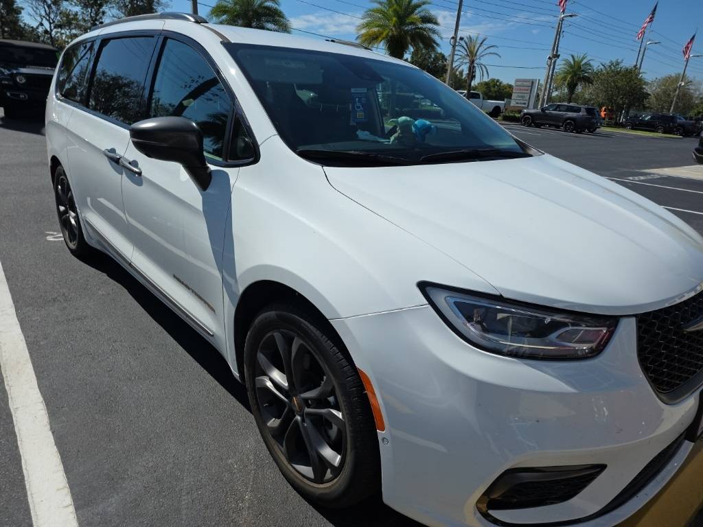 2023 Chrysler Pacifica Touring L — Minivan — 58,002 mi — Clermont, FL