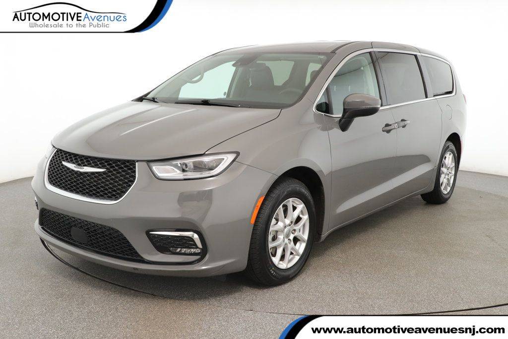 2023 Chrysler Pacifica Touring L — Minivan — 57,452 mi — Wall Township, NJ