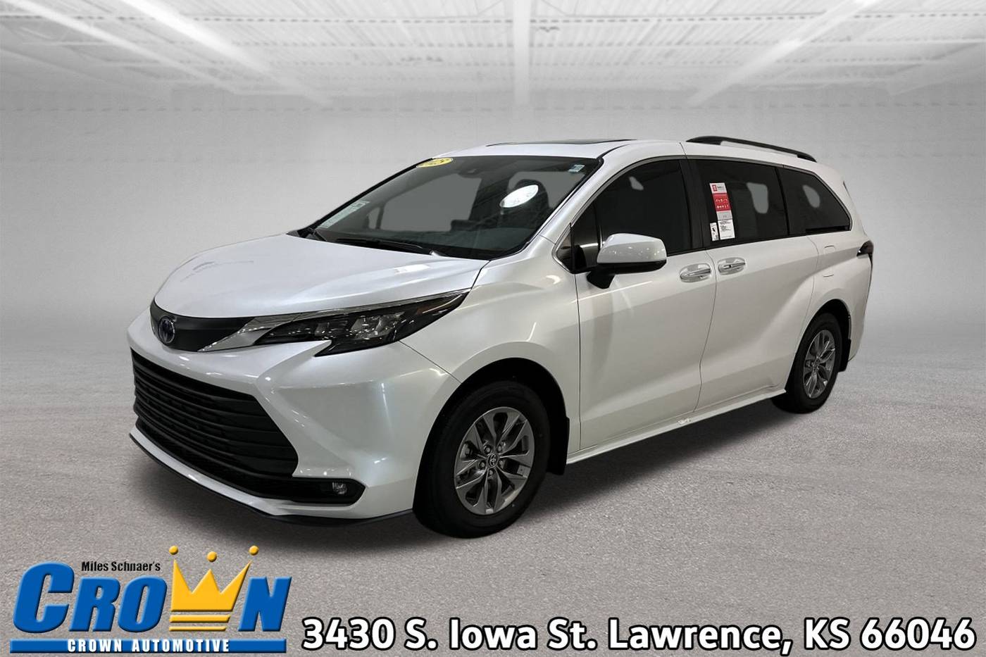 2025 Toyota Sienna XLE — Minivan — 5 mi — Lawrence, KS