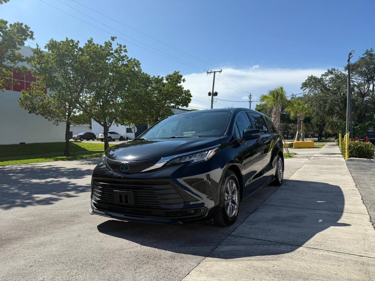 2021 Toyota Sienna LE — Minivan — 123,697 mi — Hollywood, FL