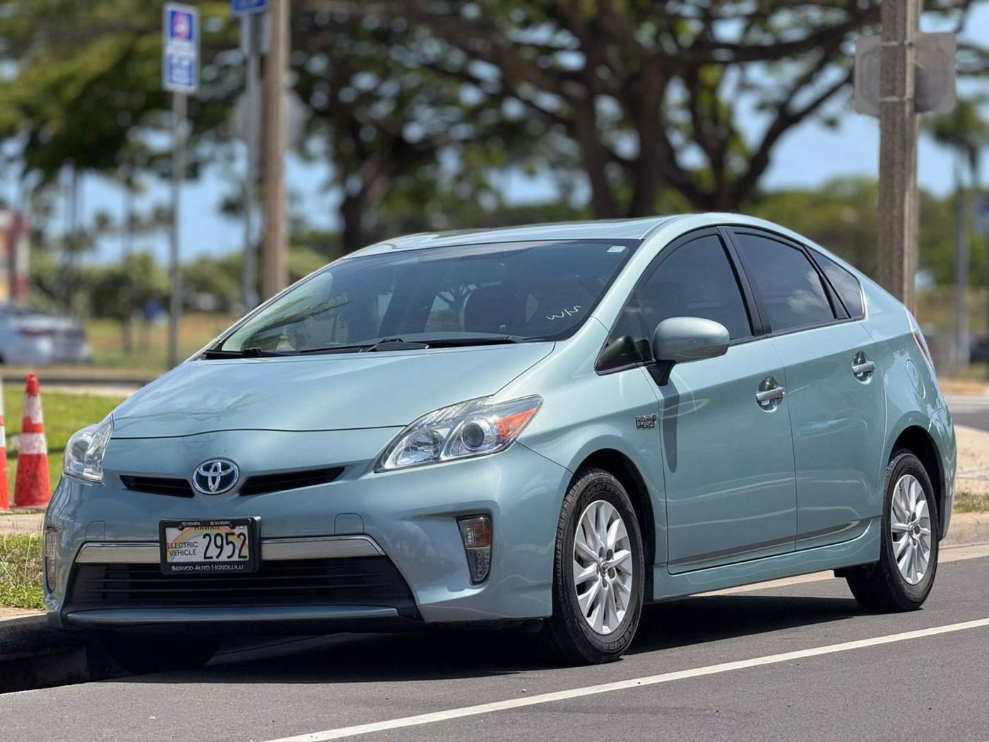 2013 Toyota Prius Advanced — Hatchback — 109,675 mi — Honolulu, HI