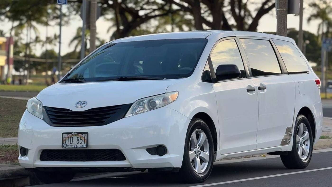 2011 Toyota Sienna Base — Minivan — 123,966 mi — Honolulu, HI