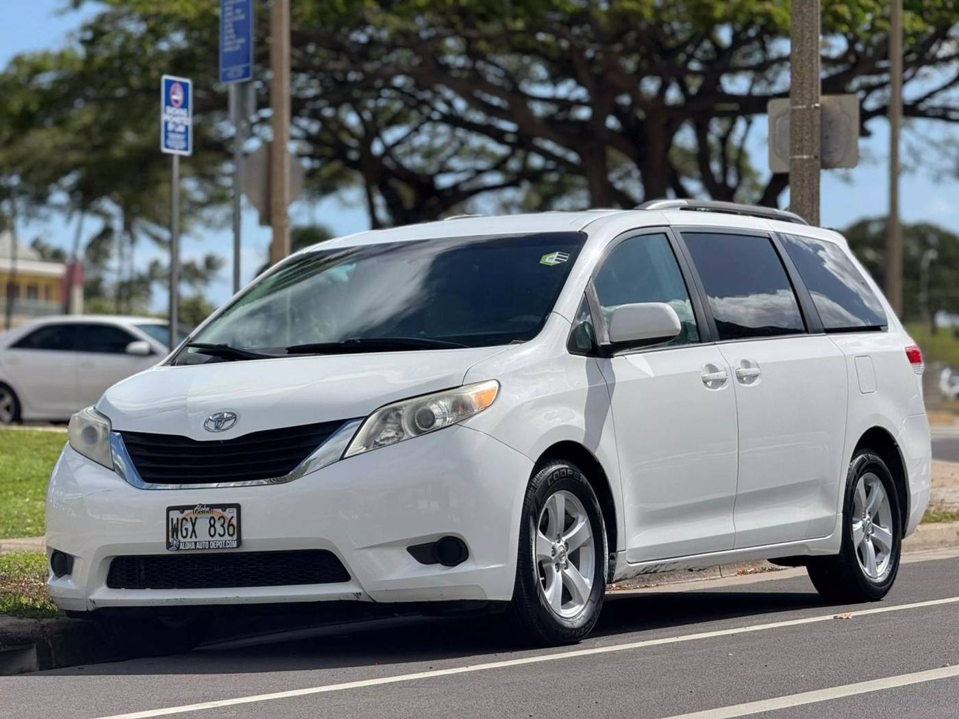2011 Toyota Sienna LE — Minivan — 120,658 mi — Honolulu, HI