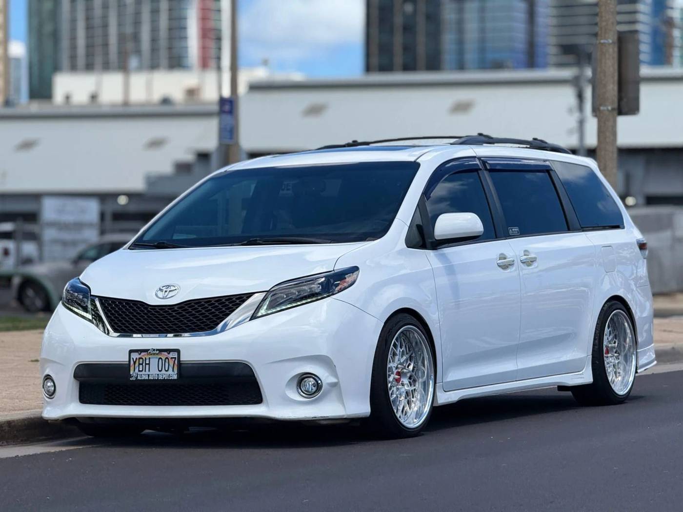 2017 Toyota Sienna SE — Minivan — 79,463 mi — Honolulu, HI