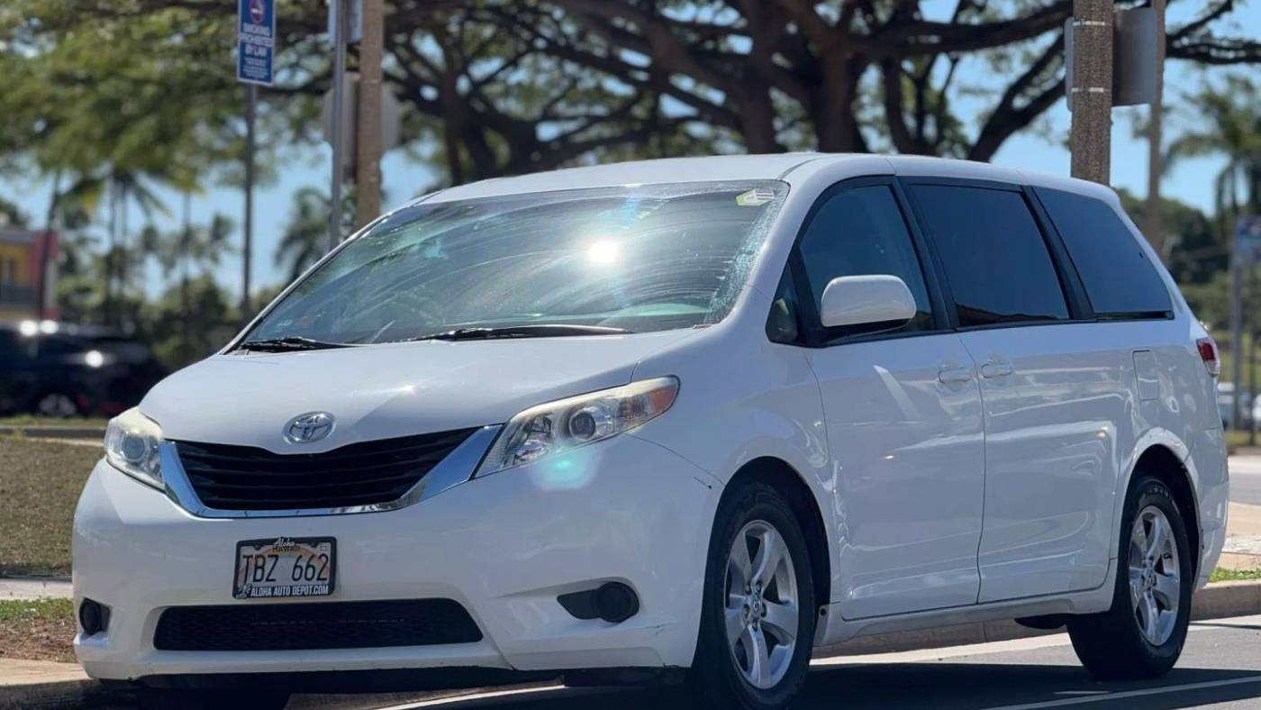 2014 Toyota Sienna LE — Minivan — 82,222 mi — Honolulu, HI