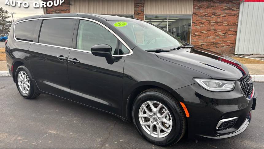 2023 Chrysler Pacifica Touring L — Minivan — 62,921 mi — Marengo, IL