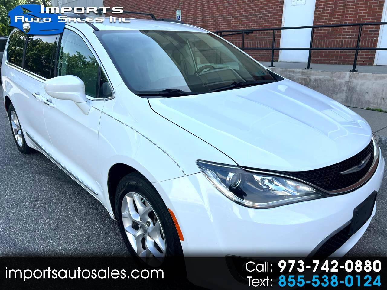2017 Chrysler Pacifica Touring L — Minivan — 111,832 mi — Paterson, NJ